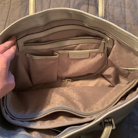 Michael Kors metallic silver large Jet Set tote bag. Excellent condition. - Picture 4 of 11